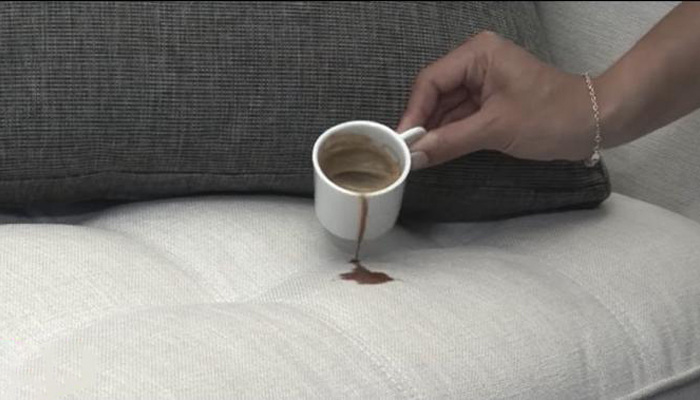 چگونه لکه‌های چای و قهوه را از مبل پاک کنیم​